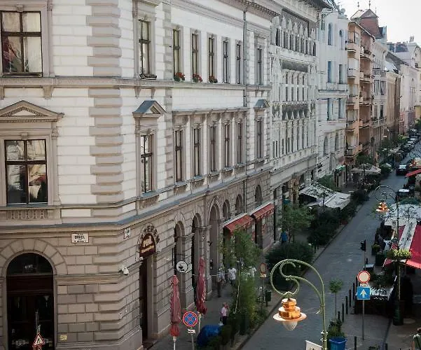 Pause With Free Parking Budapest