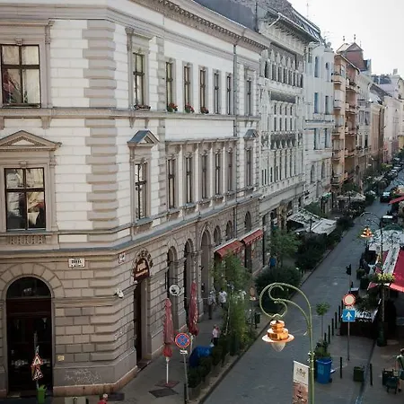 Pause With Free Parking Budapest